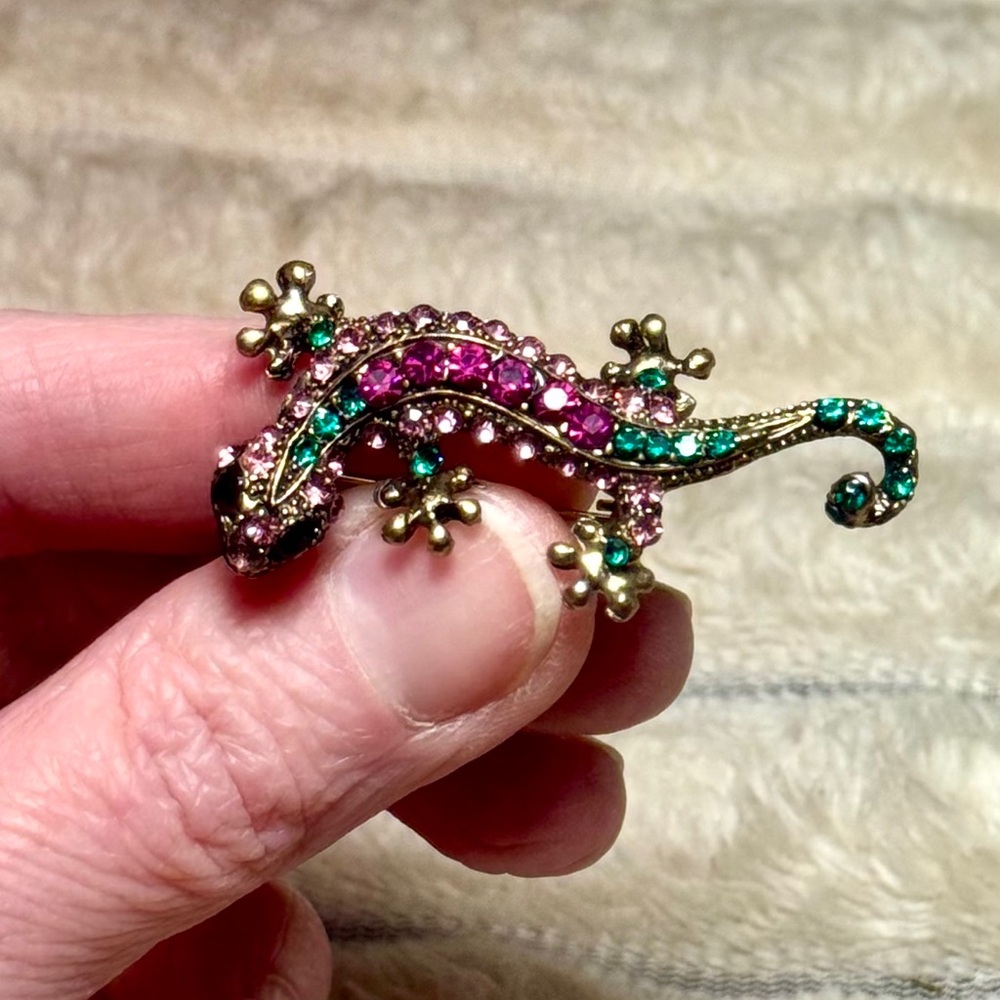 Elegant Gecko 18K Gold Plated Rhinestone Embellished Brooch pin